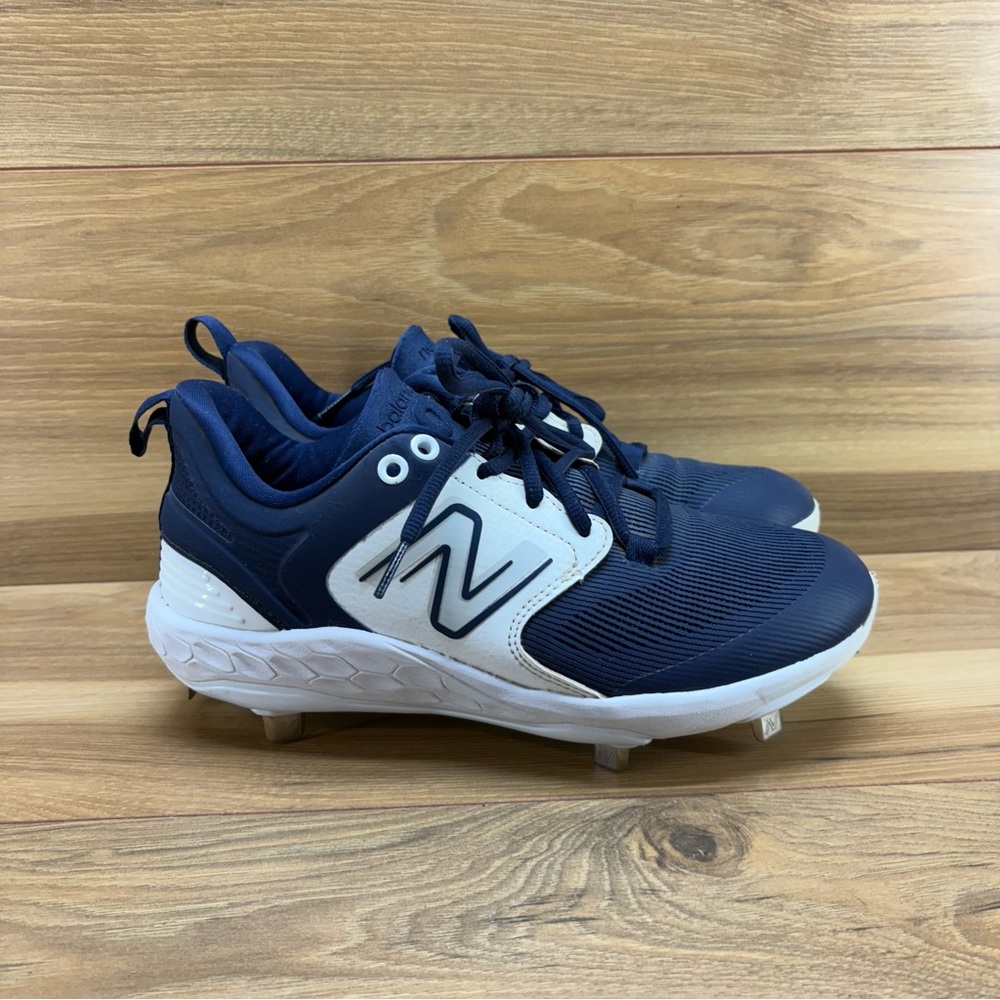 New Balance Size 7 Navy and White Metal Baseball Cleats